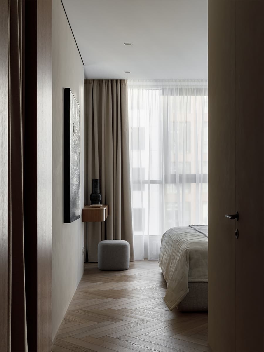 Детали из древесины и обволакивающая отделка в залитом светом интерьере — проект студии STARIKOVA.ARCHITECTS