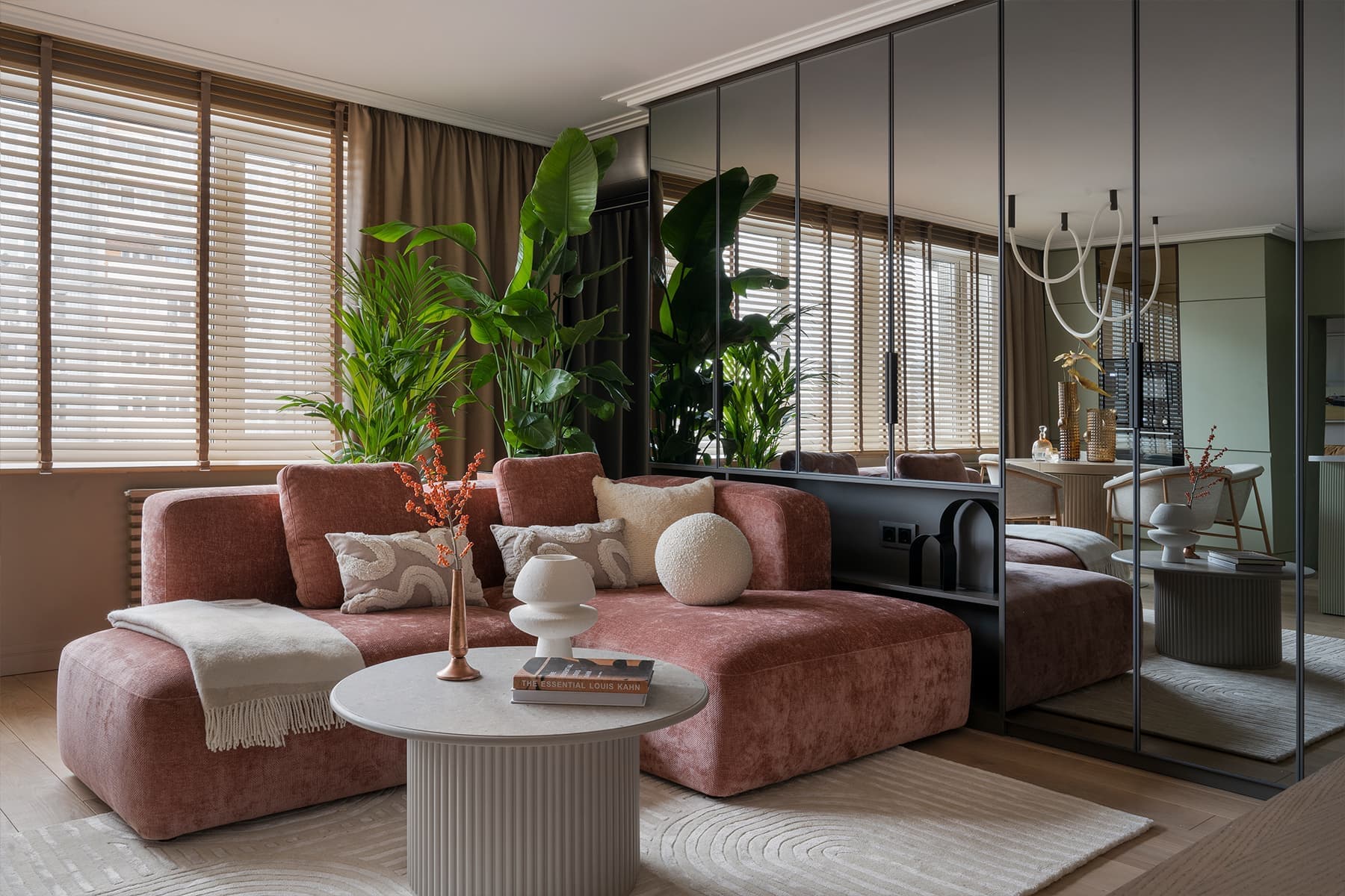 Гибкие формы и бархатистые текстуры в красочном интерьере квартиры — проект Маргариты Посуховой