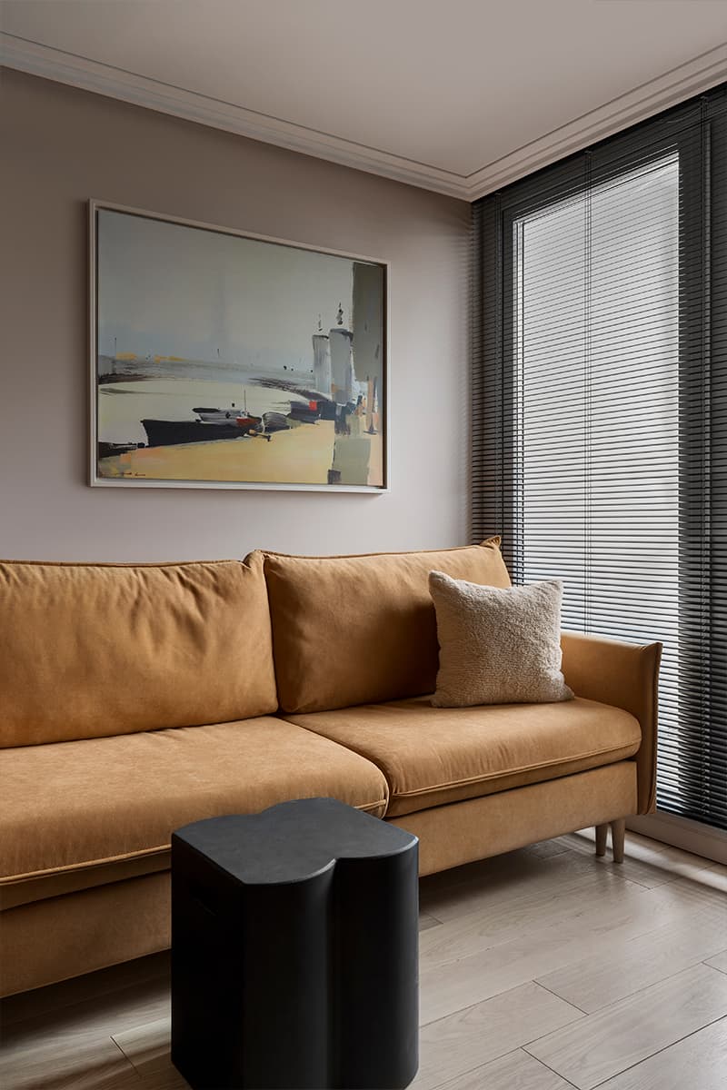 Гибкие формы и бархатистые текстуры в красочном интерьере квартиры — проект Маргариты Посуховой