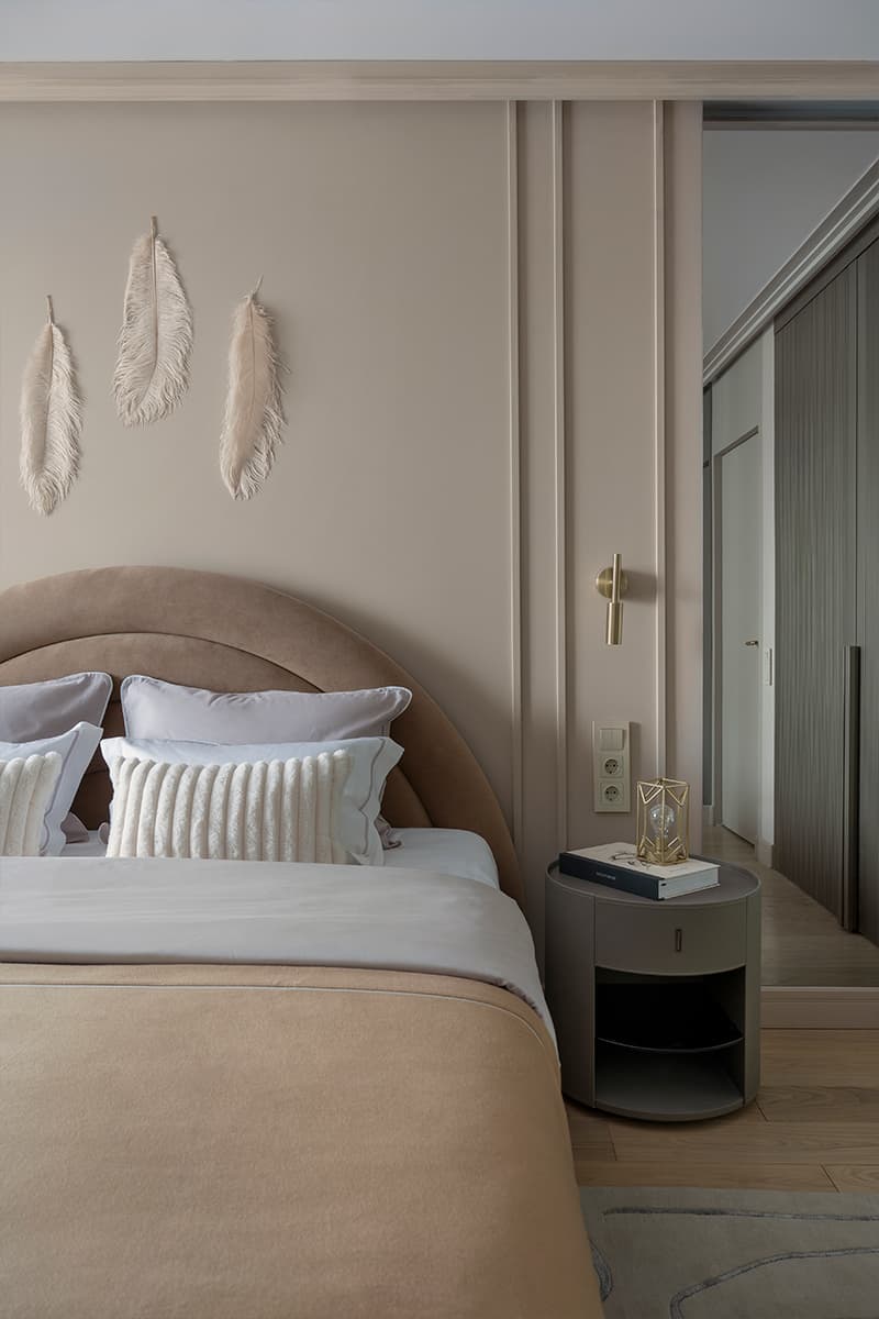 Гибкие формы и бархатистые текстуры в красочном интерьере квартиры — проект Маргариты Посуховой