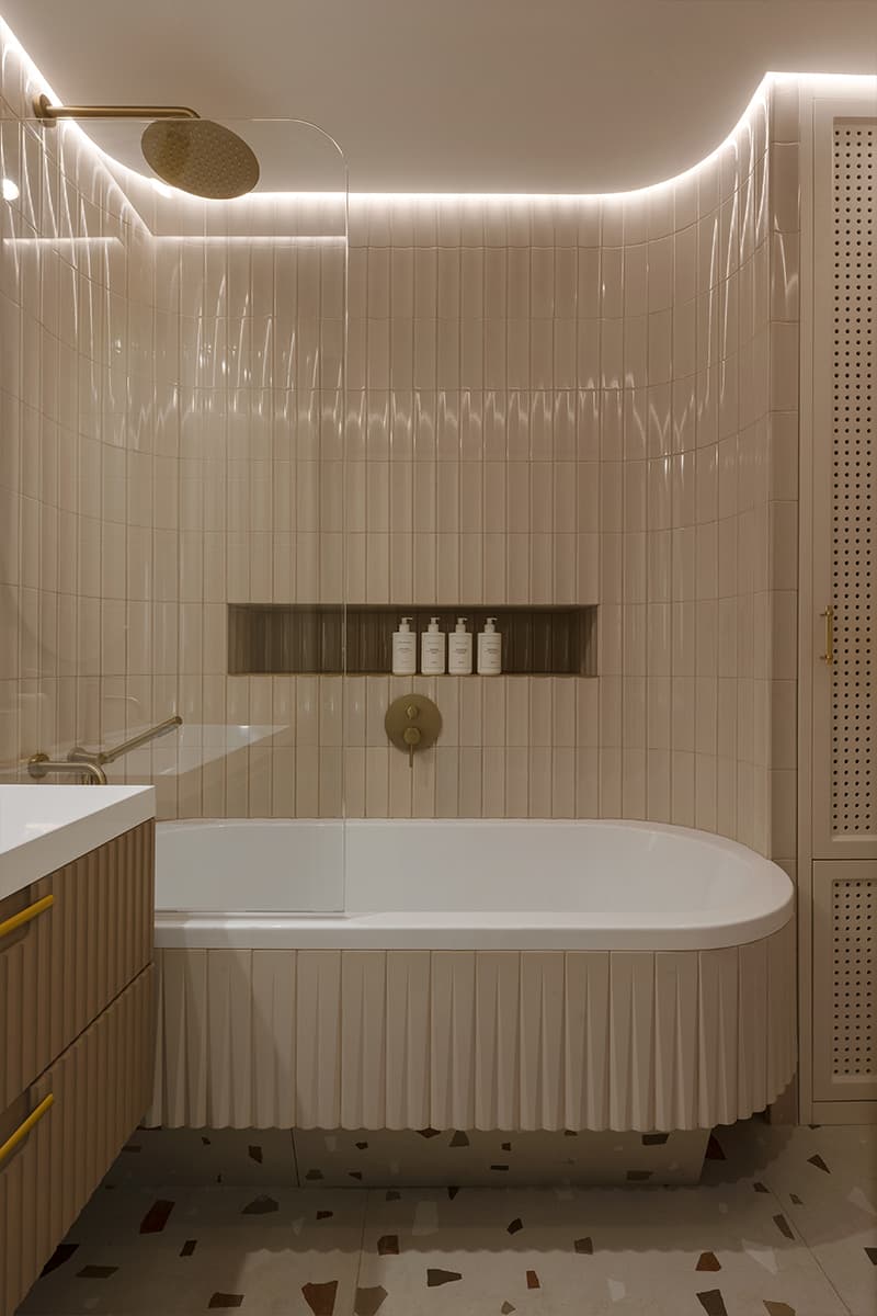 Гибкие формы и бархатистые текстуры в красочном интерьере квартиры — проект Маргариты Посуховой