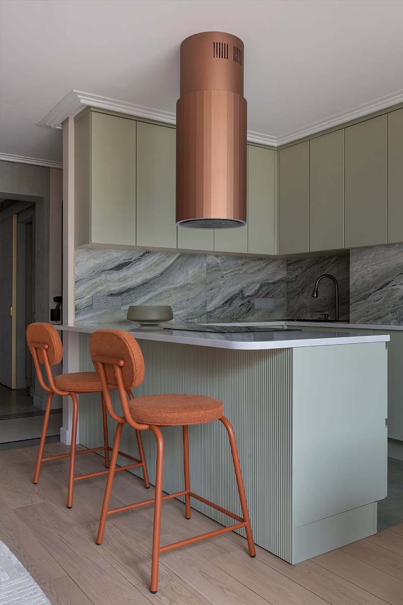 Гибкие формы и бархатистые текстуры в красочном интерьере квартиры — проект Маргариты Посуховой