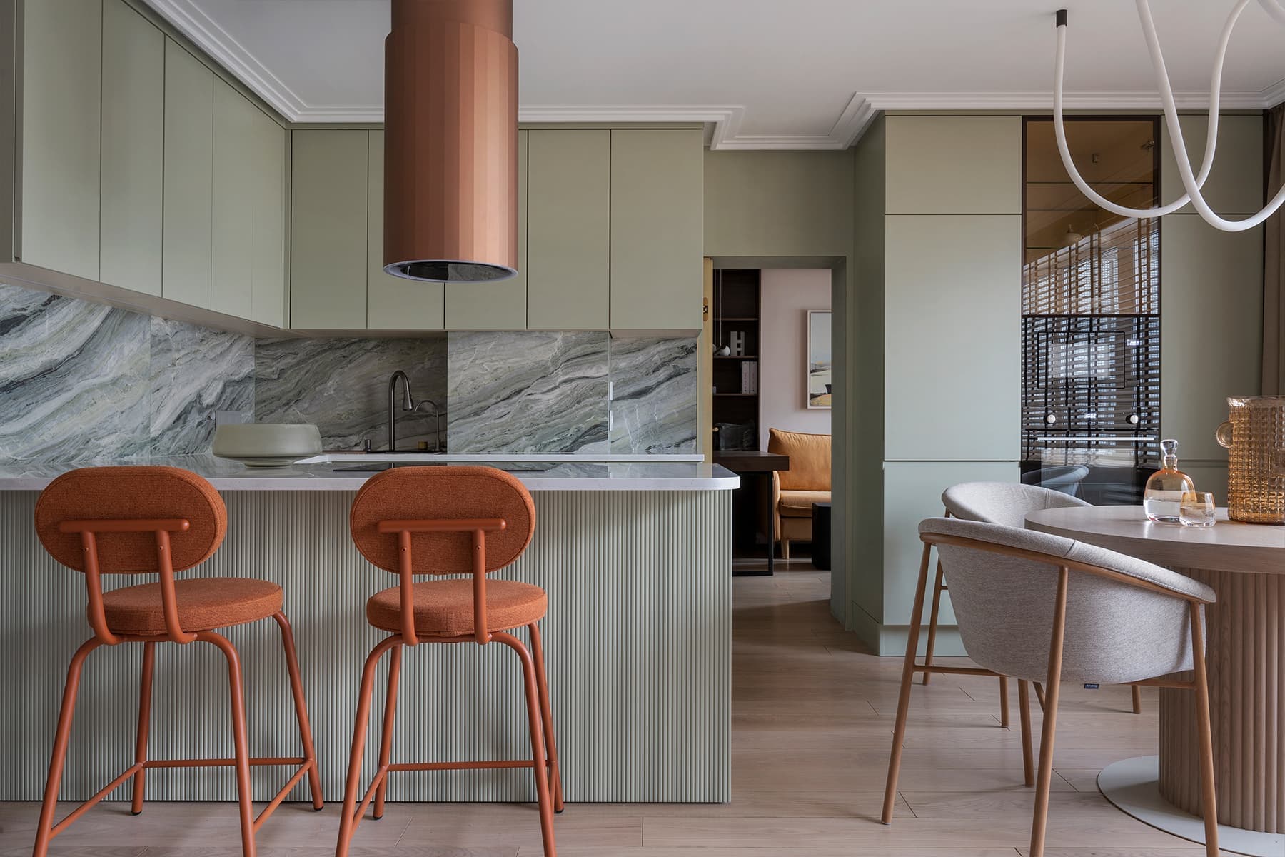 Гибкие формы и бархатистые текстуры в красочном интерьере квартиры — проект Маргариты Посуховой