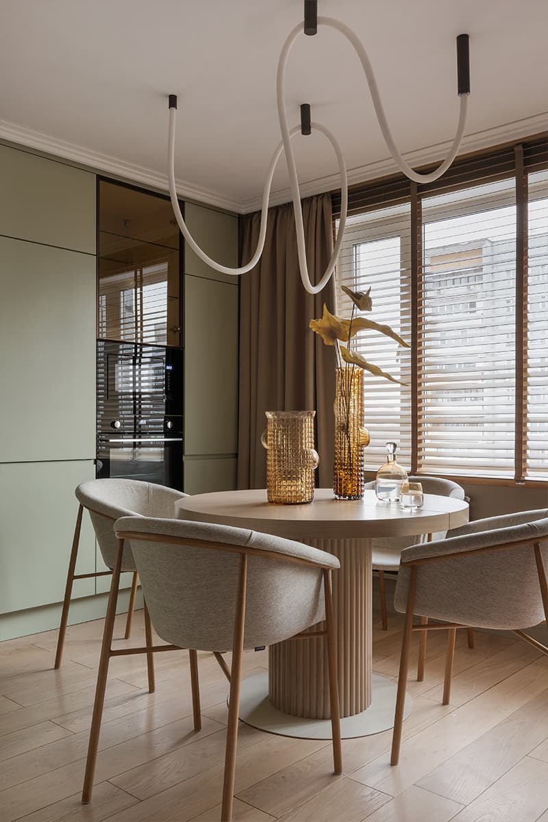 Гибкие формы и бархатистые текстуры в красочном интерьере квартиры — проект Маргариты Посуховой