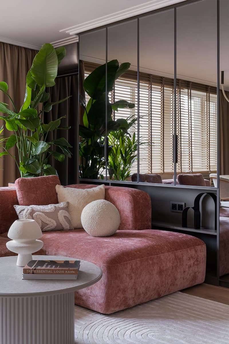 Гибкие формы и бархатистые текстуры в красочном интерьере квартиры — проект Маргариты Посуховой