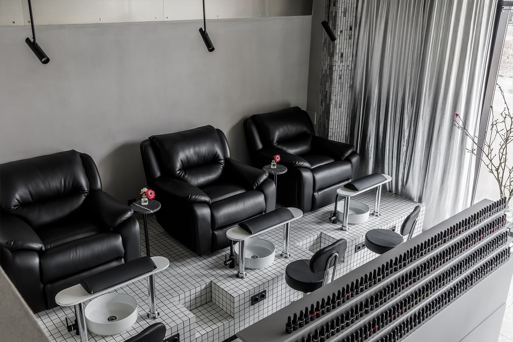 Металлические потолки и десятки зеркал в интерьере салона красоты — проект Sogret Buro