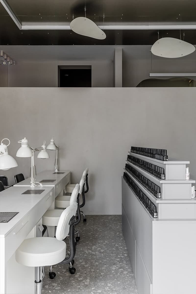 Металлические потолки и десятки зеркал в интерьере салона красоты — проект Sogret Buro