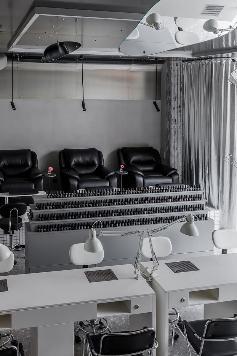Металлические потолки и десятки зеркал в интерьере салона красоты — проект Sogret Buro