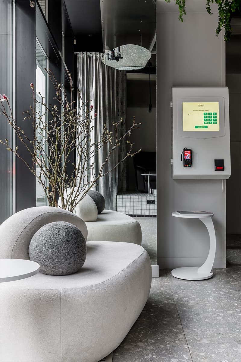 Металлические потолки и десятки зеркал в интерьере салона красоты — проект Sogret Buro