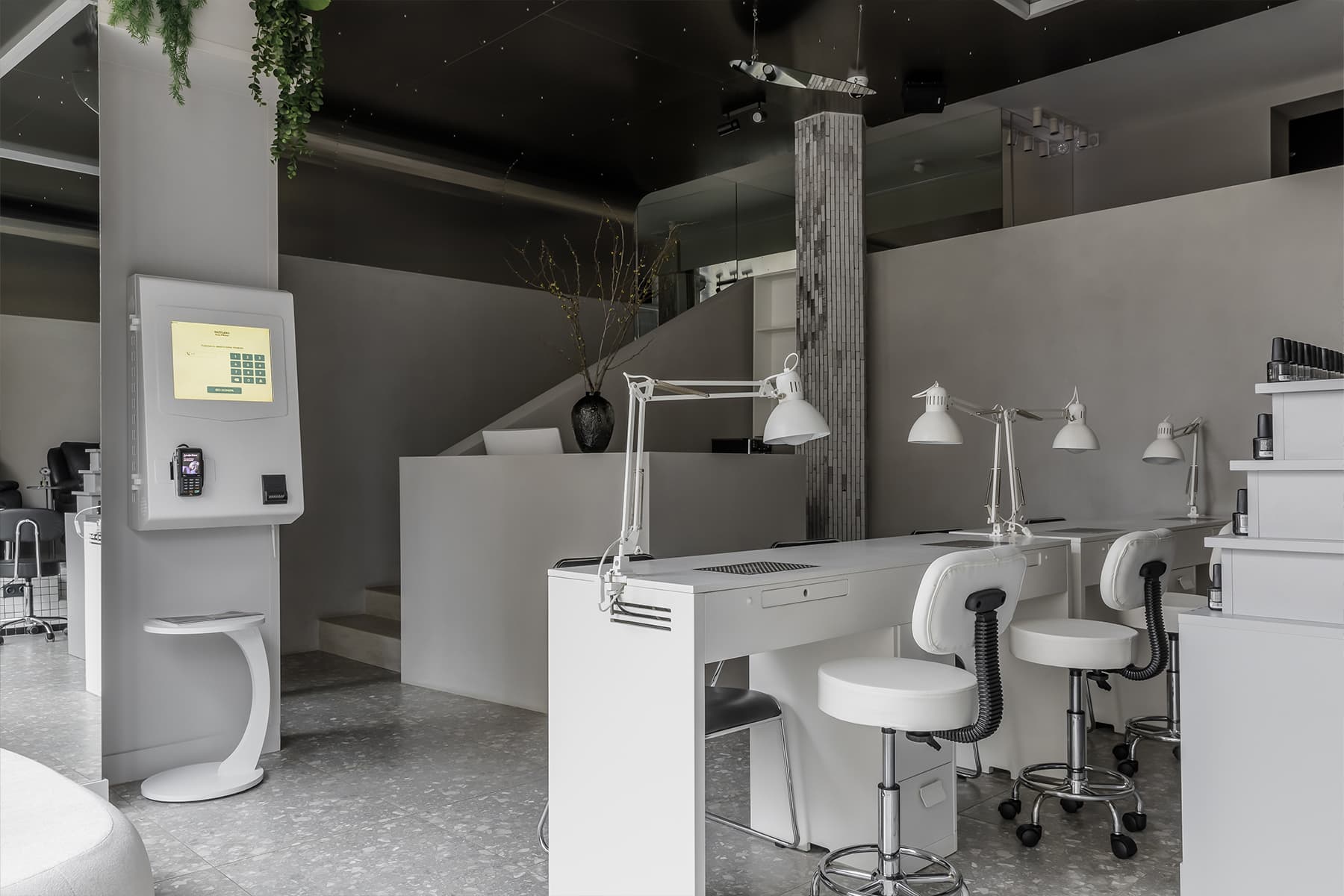 Металлические потолки и десятки зеркал в интерьере салона красоты — проект Sogret Buro