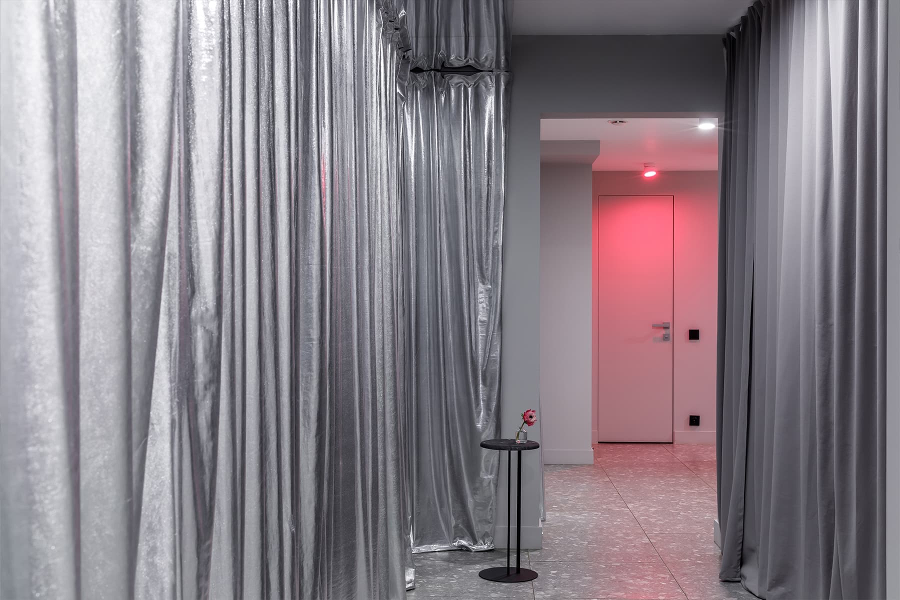 Металлические потолки и десятки зеркал в интерьере салона красоты — проект Sogret Buro