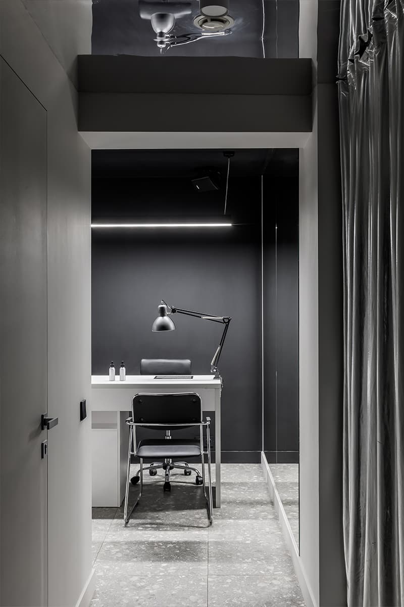 Металлические потолки и десятки зеркал в интерьере салона красоты — проект Sogret Buro