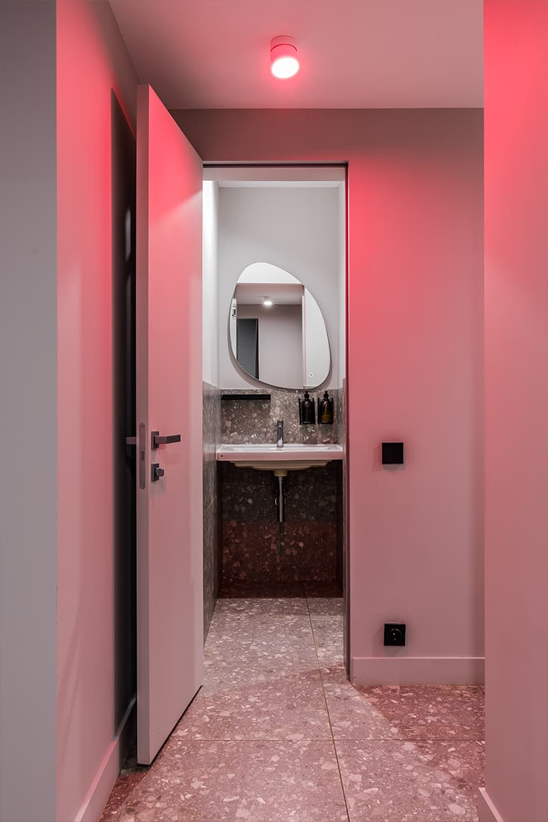 Металлические потолки и десятки зеркал в интерьере салона красоты — проект Sogret Buro