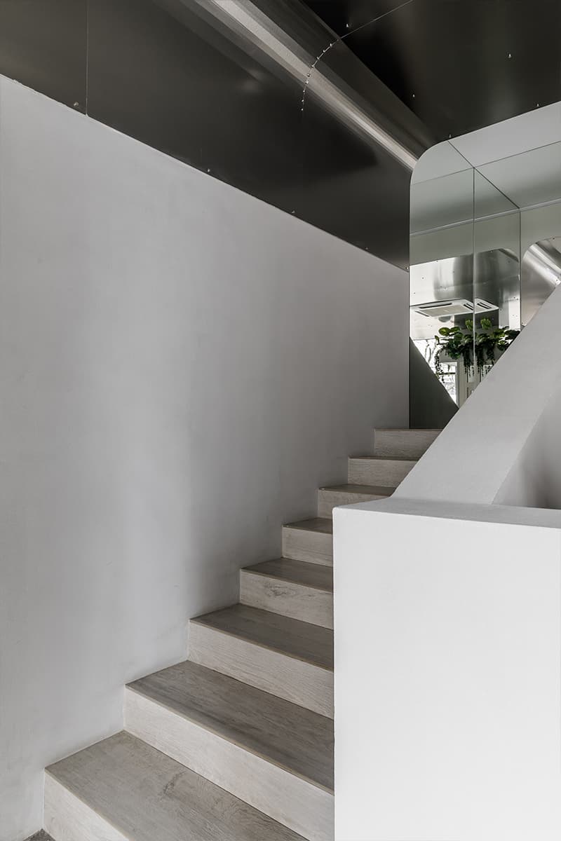 Металлические потолки и десятки зеркал в интерьере салона красоты — проект Sogret Buro