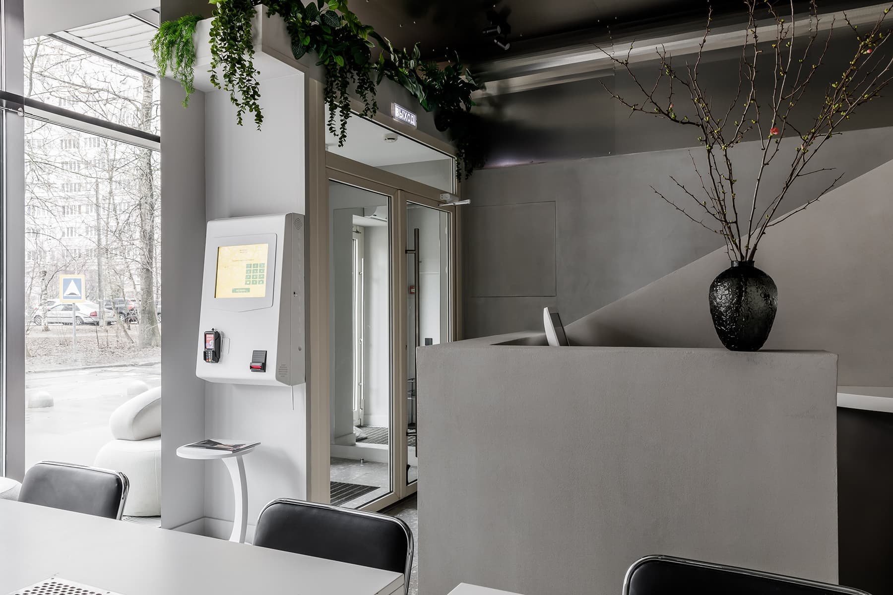 Металлические потолки и десятки зеркал в интерьере салона красоты — проект Sogret Buro