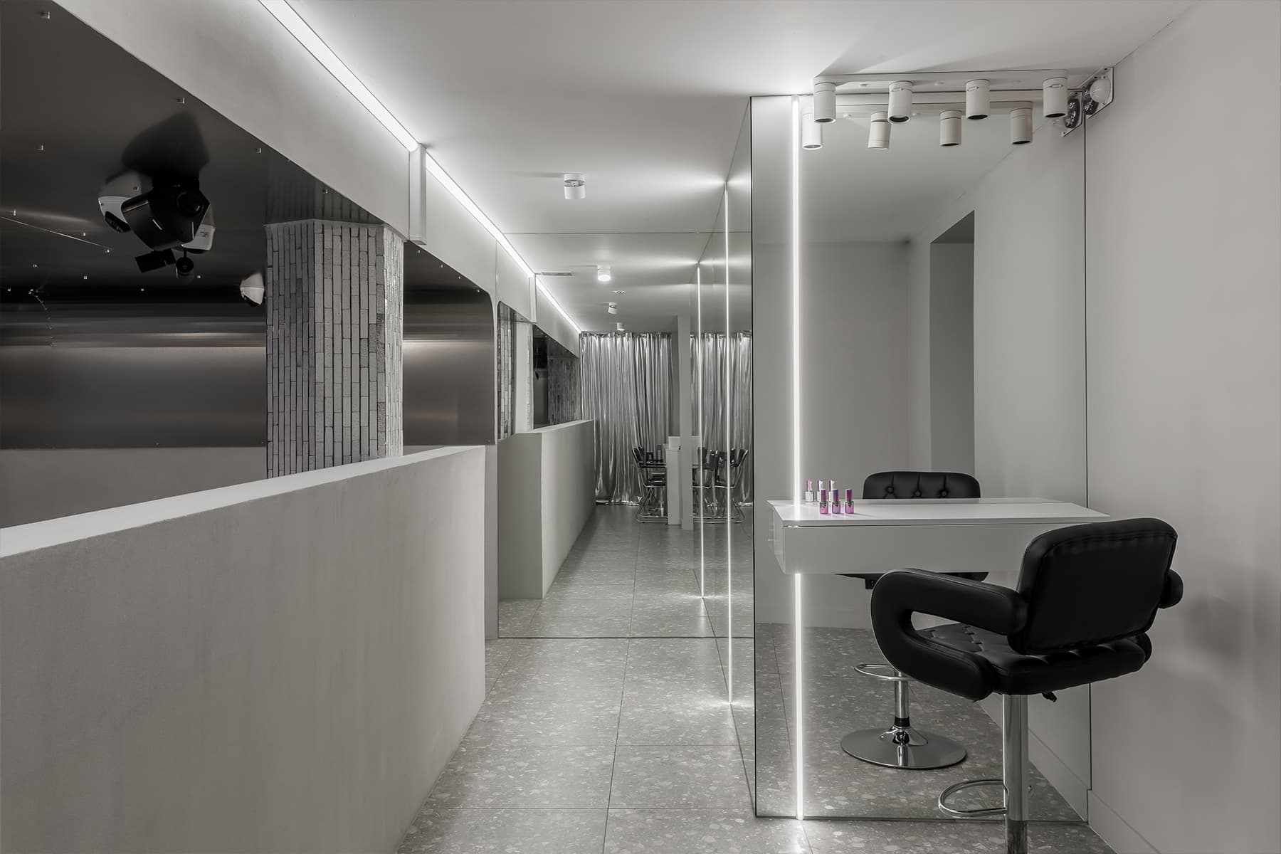 Металлические потолки и десятки зеркал в интерьере салона красоты — проект Sogret Buro