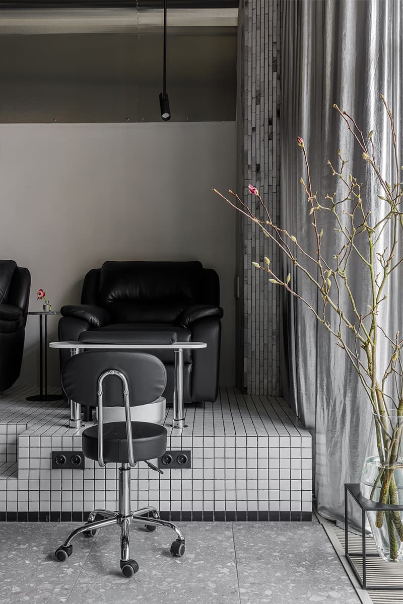 Металлические потолки и десятки зеркал в интерьере салона красоты — проект Sogret Buro