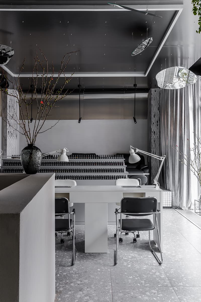 Металлические потолки и десятки зеркал в интерьере салона красоты — проект Sogret Buro