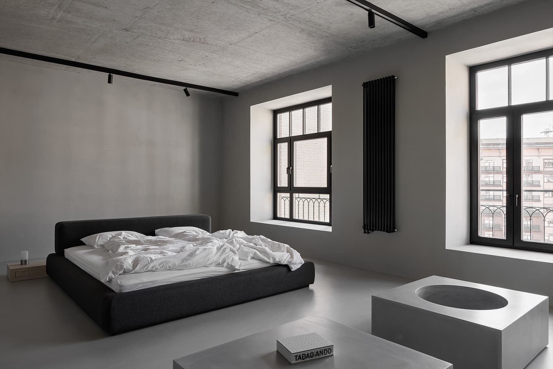 Строгий интерьер квартиры с лаконичной палитрой материалов — проект студии Azbuka Dom