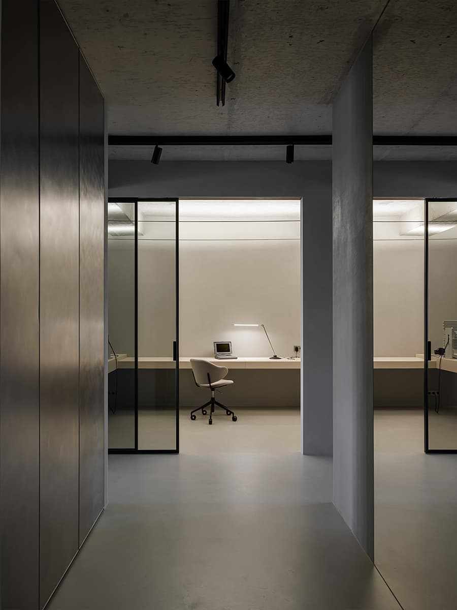 Строгий интерьер квартиры с лаконичной палитрой материалов — проект студии Azbuka Dom