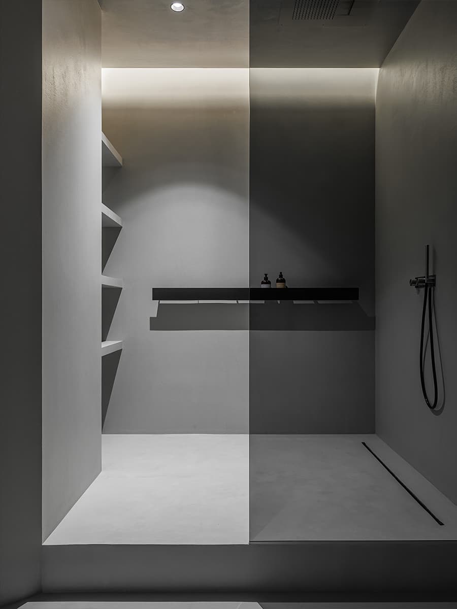 Строгий интерьер квартиры с лаконичной палитрой материалов — проект студии Azbuka Dom