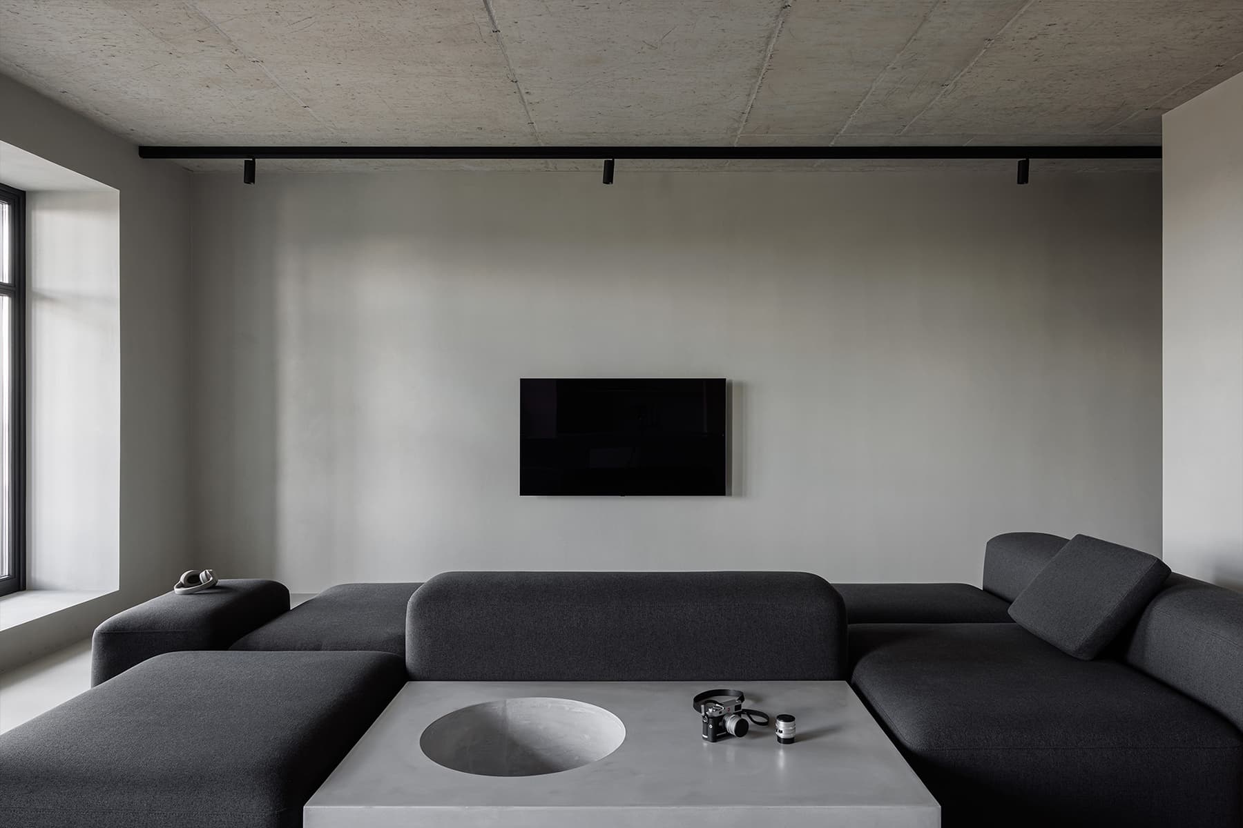 Строгий интерьер квартиры с лаконичной палитрой материалов — проект студии Azbuka Dom