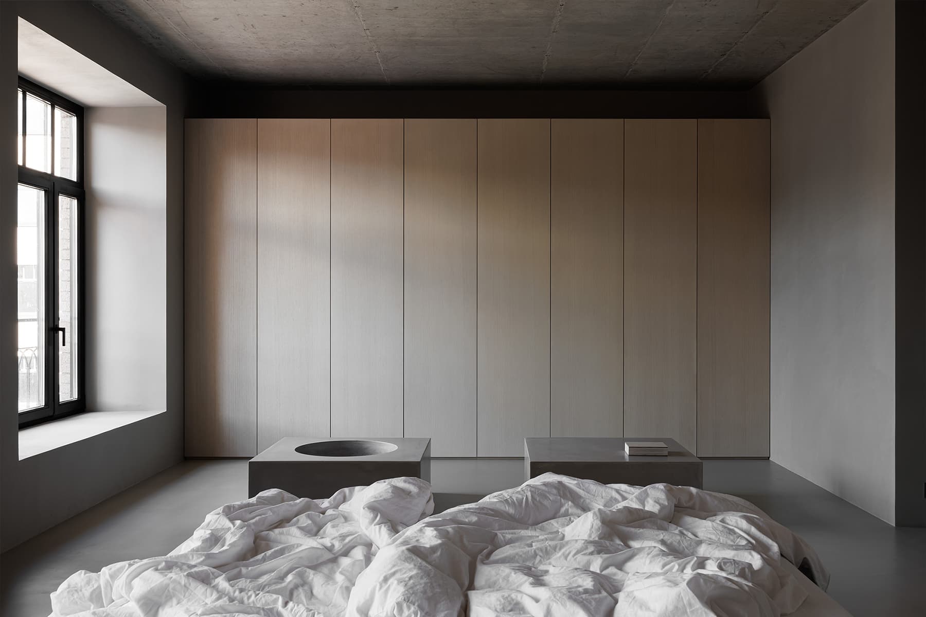 Строгий интерьер квартиры с лаконичной палитрой материалов — проект студии Azbuka Dom