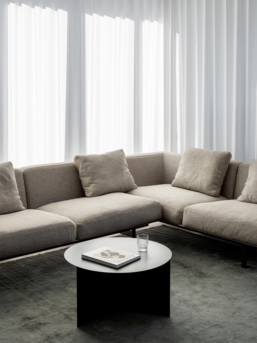 Продуманный до мелочей интерьер квартиры с графичными деталями — проект bureau SLOVO