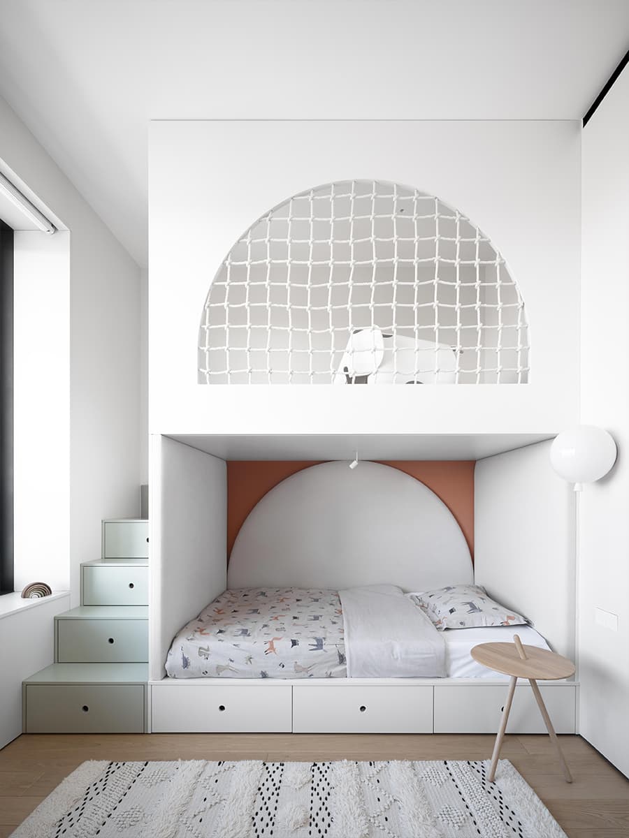 Продуманный до мелочей интерьер квартиры с графичными деталями — проект bureau SLOVO