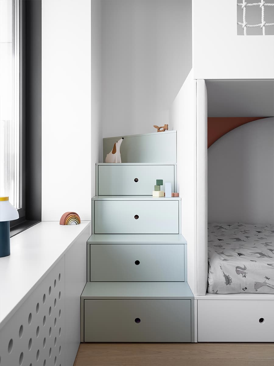 Продуманный до мелочей интерьер квартиры с графичными деталями — проект bureau SLOVO