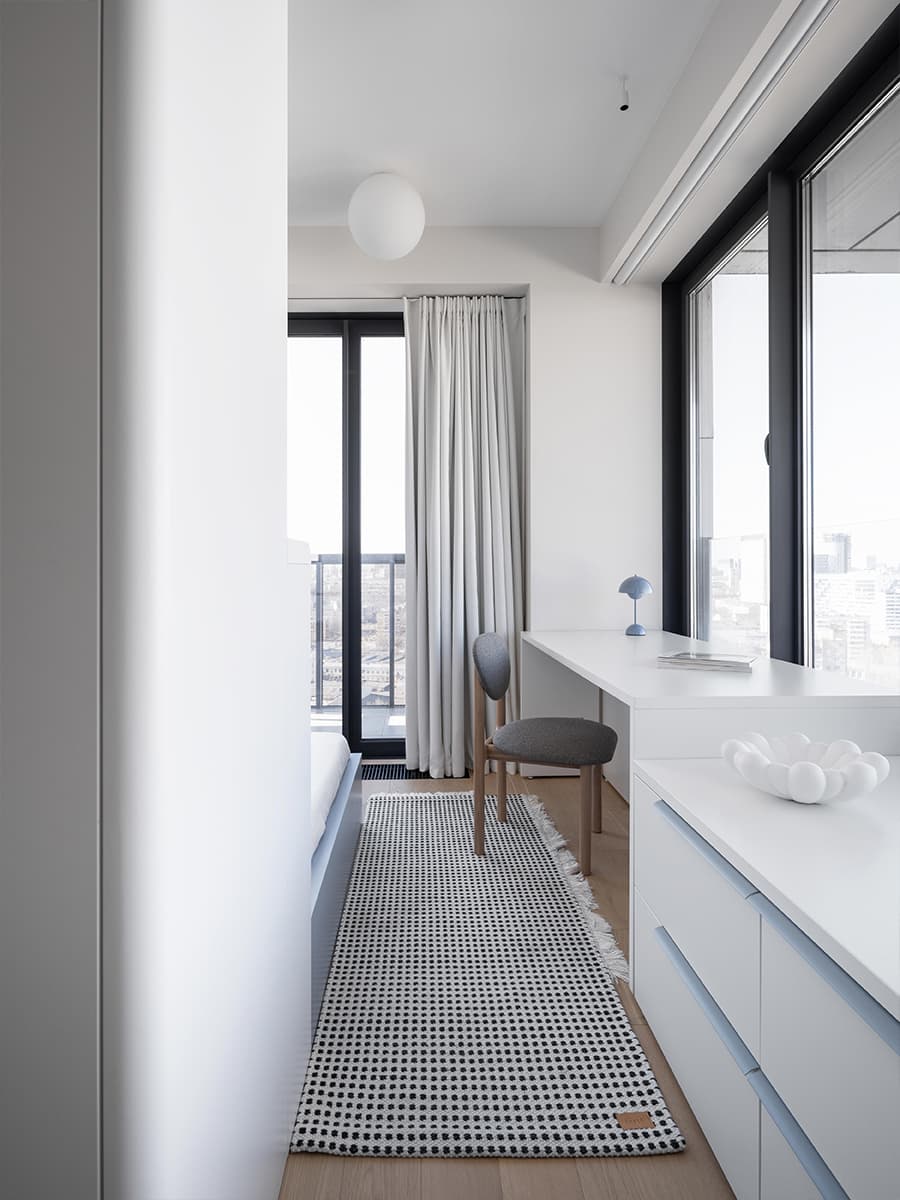 Продуманный до мелочей интерьер квартиры с графичными деталями — проект bureau SLOVO