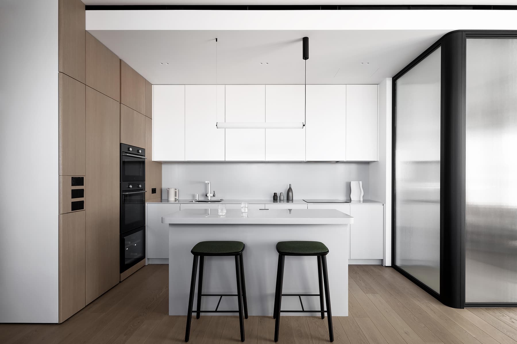 Продуманный до мелочей интерьер квартиры с графичными деталями — проект bureau SLOVO