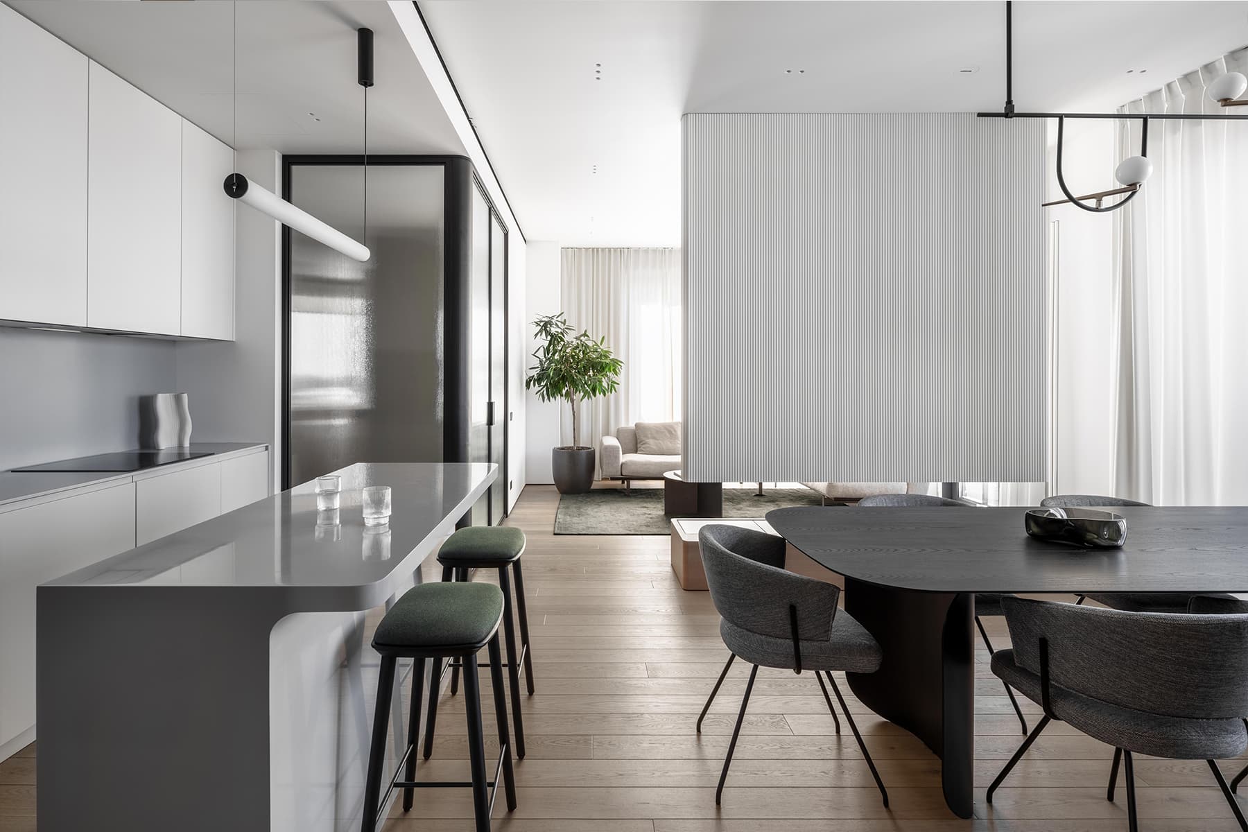 Продуманный до мелочей интерьер квартиры с графичными деталями — проект bureau SLOVO