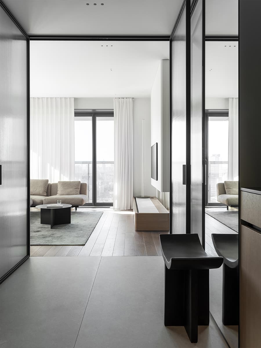 Продуманный до мелочей интерьер квартиры с графичными деталями — проект bureau SLOVO