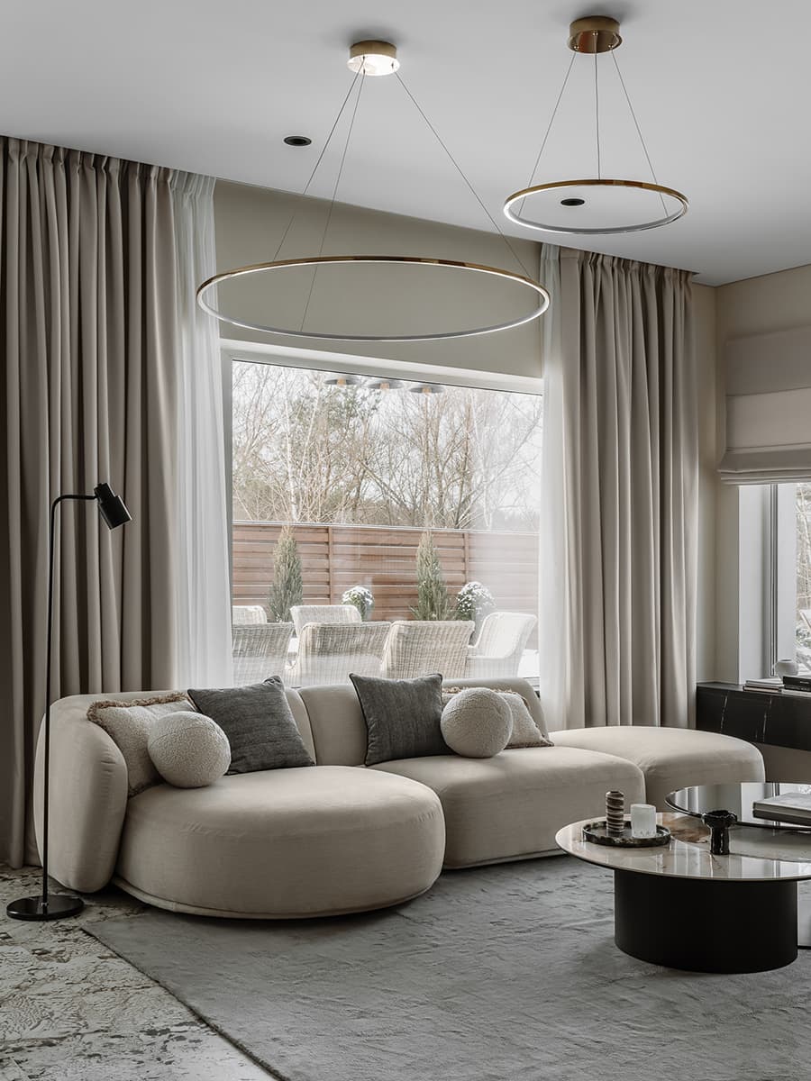 Скругленные формы и древесина в интерьере таунхауса с камином — проект Елены Орловой