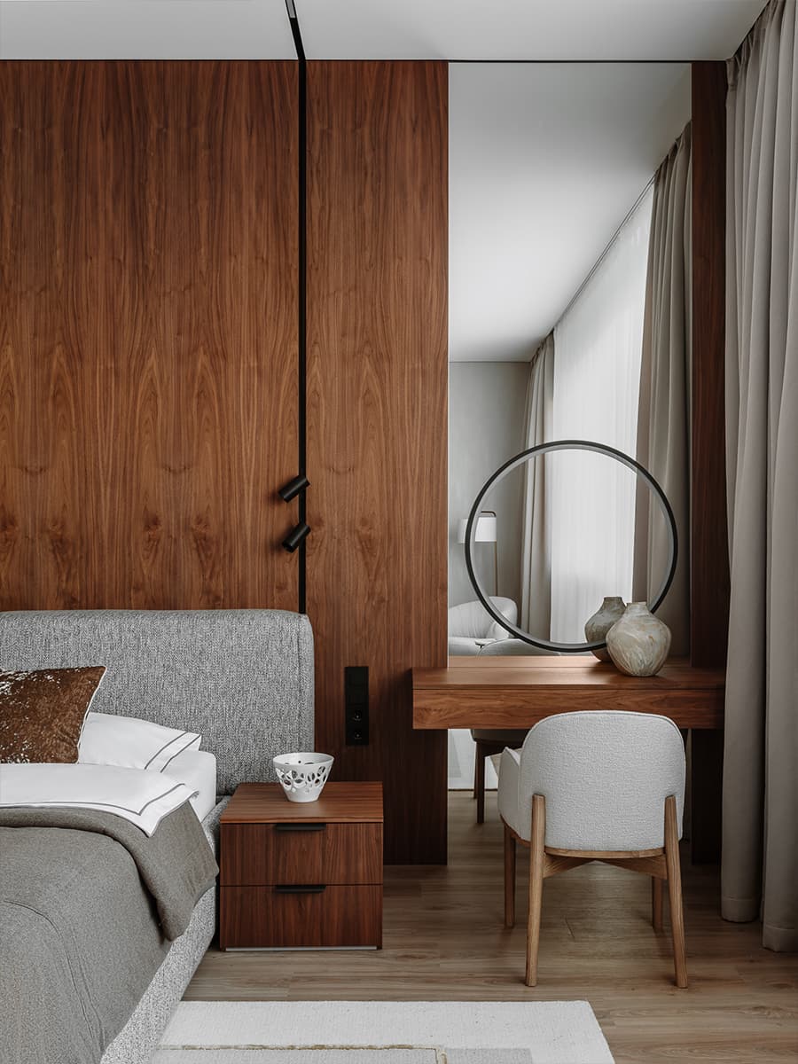 Скругленные формы и древесина в интерьере таунхауса с камином — проект Елены Орловой