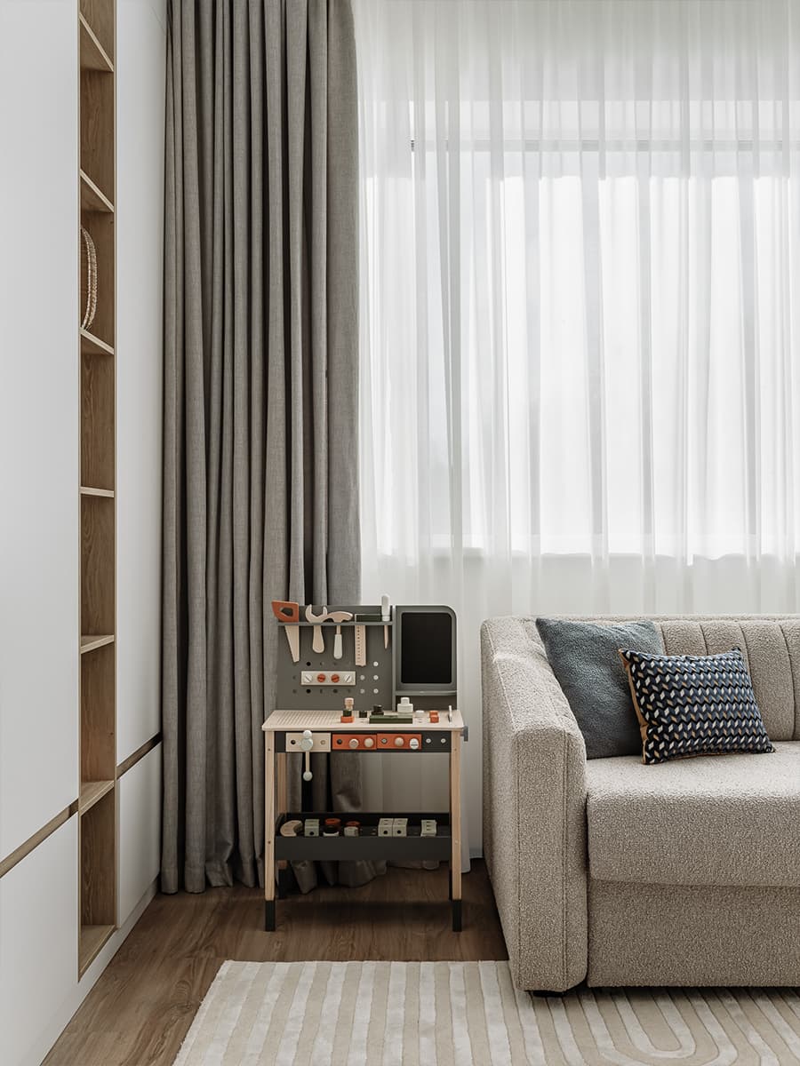 Скругленные формы и древесина в интерьере таунхауса с камином — проект Елены Орловой w3