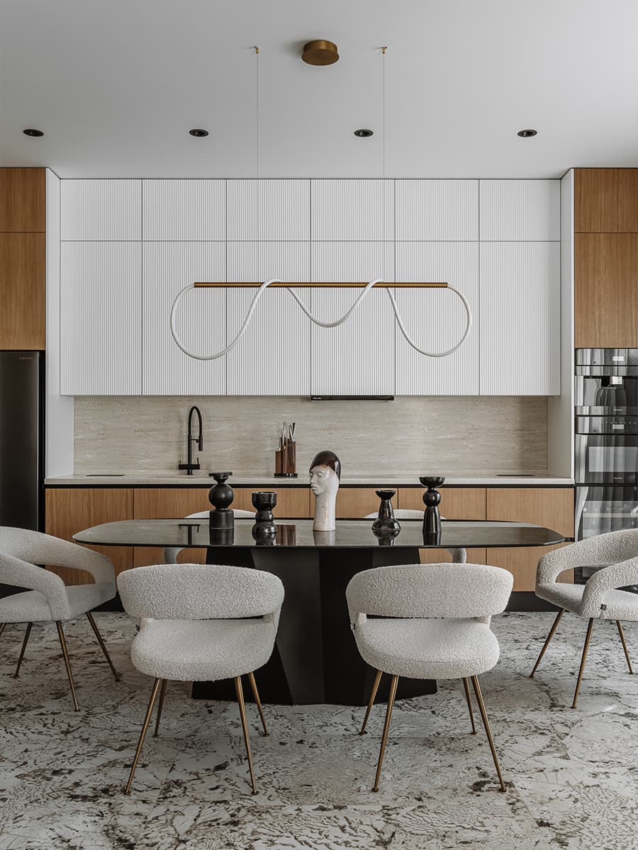 Скругленные формы и древесина в интерьере таунхауса с камином — проект Елены Орловой