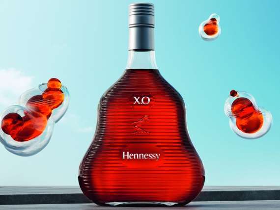 Марк Ньюсон разработал свою версию легендарной бутылки Hennessy