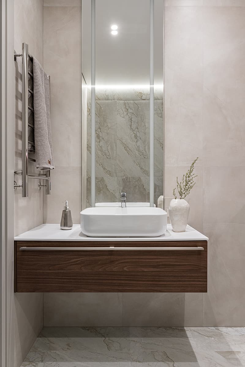 Светильники-колбы и оригинальные кресла в интерьере уютной квартиры — проект Polly Design