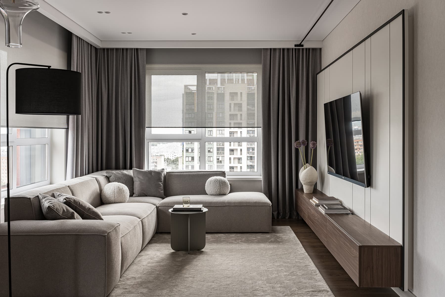 Светильники-колбы и оригинальные кресла в интерьере уютной квартиры — проект Polly Design