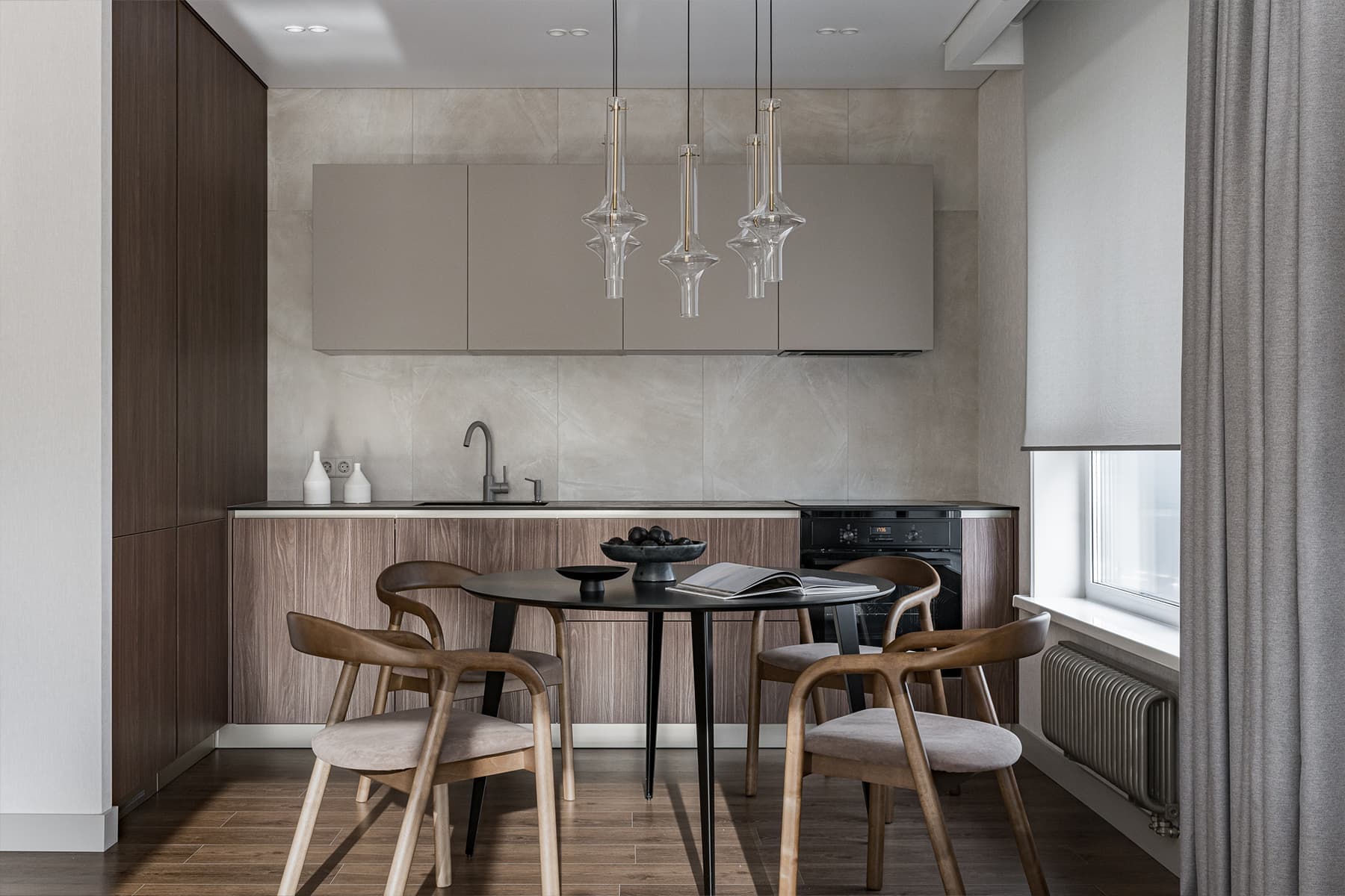 Светильники-колбы и оригинальные кресла в интерьере уютной квартиры — проект Polly Design