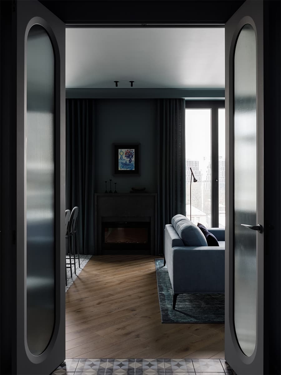 Глубокие синие тона в интерьере красочной квартиры с предметами искусства — проект Юлии Очкал и Натальи Ленинцевой