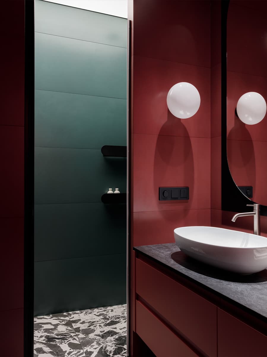 Глубокие синие тона в интерьере красочной квартиры с предметами искусства — проект Юлии Очкал и Натальи Ленинцевой