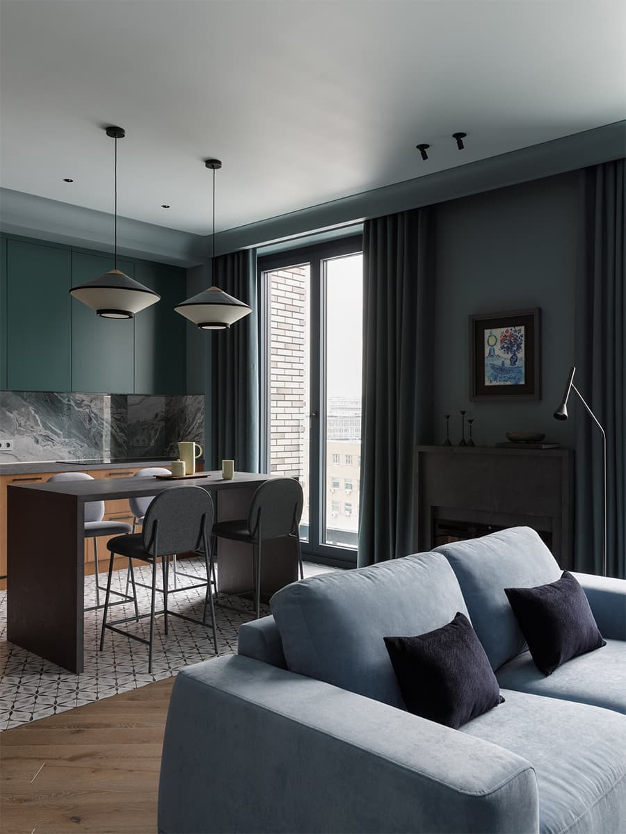 Глубокие синие тона в интерьере красочной квартиры с предметами искусства — проект Юлии Очкал и Натальи Ленинцевой