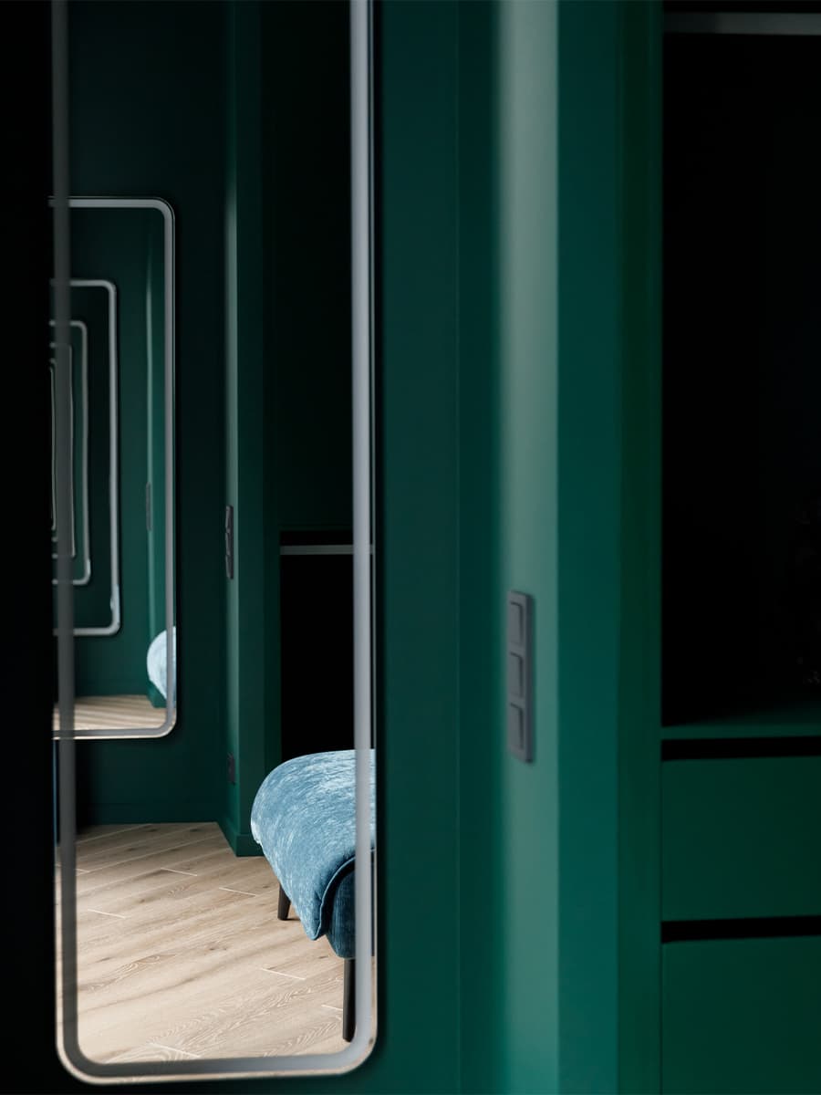 Глубокие синие тона в интерьере красочной квартиры с предметами искусства — проект Юлии Очкал и Натальи Ленинцевой