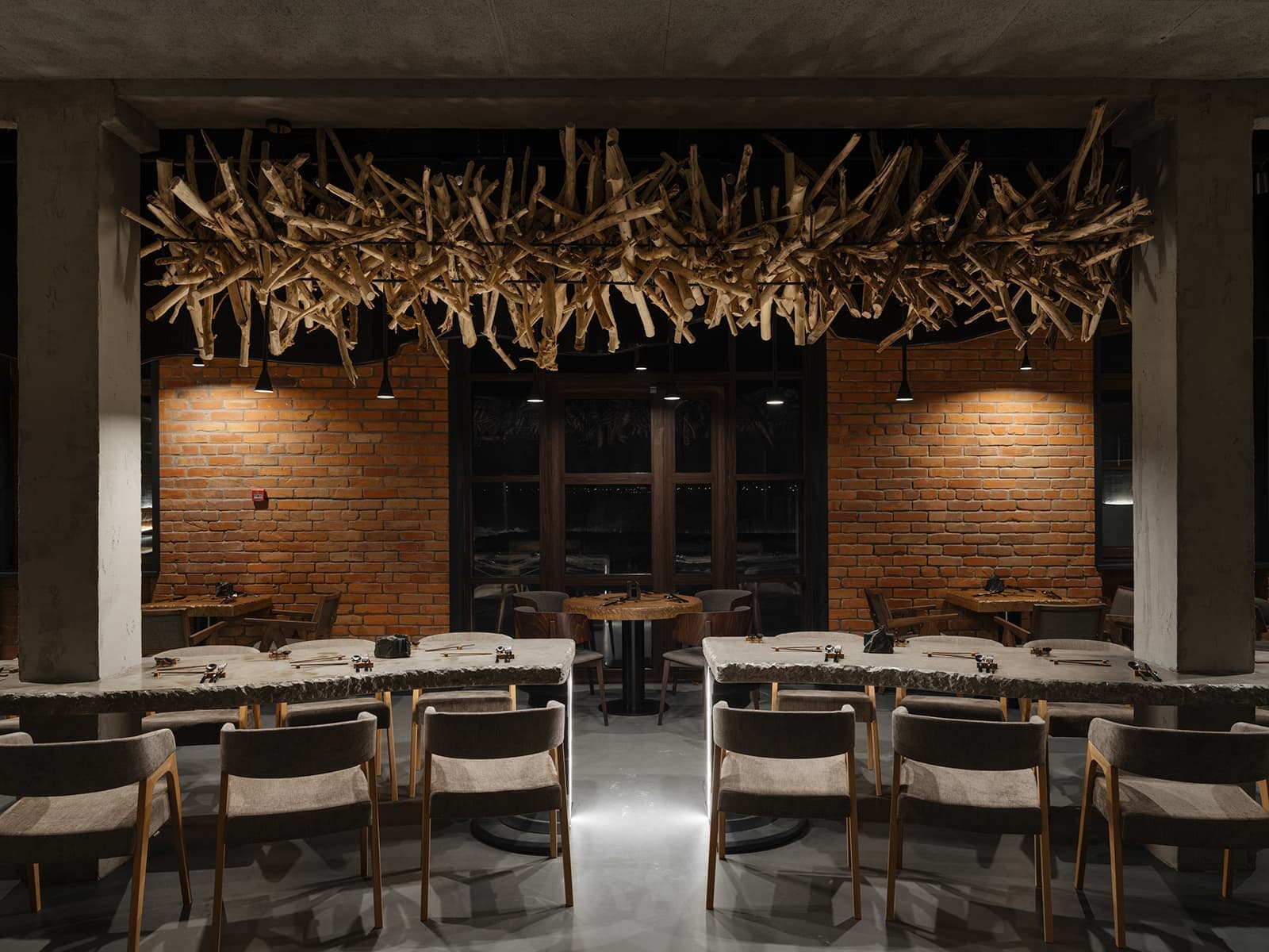 Драматичный интерьер ресторана с японским характером — проект Design Studio MAKET