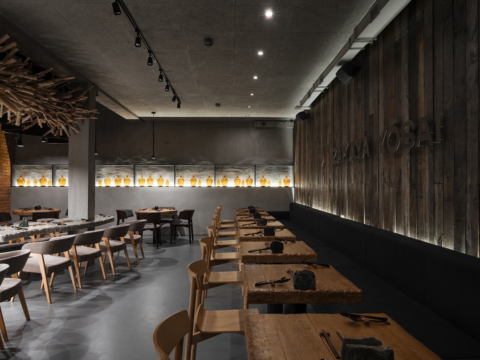 Драматичный интерьер ресторана с японским характером — проект Design Studio MAKET