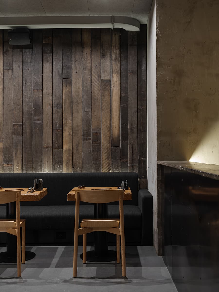 Драматичный интерьер ресторана с японским характером — проект Design Studio MAKET