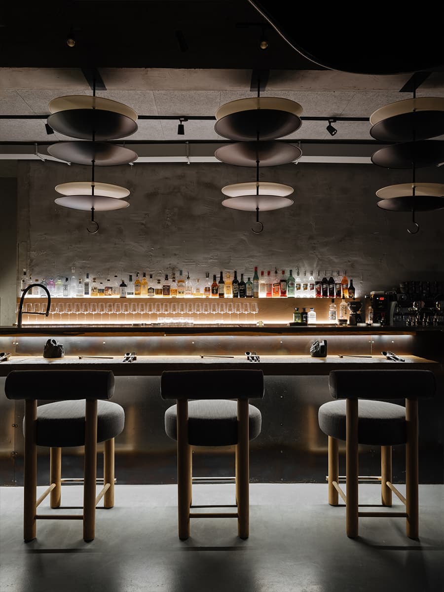 Драматичный интерьер ресторана с японским характером — проект Design Studio MAKET w3